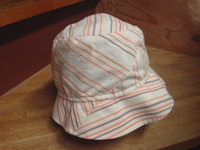 オレンジ茶縞の帽子